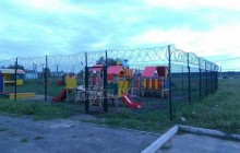 "Тюрьма строгого режима": в Омске детскую площадку оградили забором с колючей проволокой, омичи одобряют
