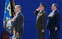 Poroshenko at Kyiv parade: Tested by war, economic crisis, Ukraine "builds strong muscles"