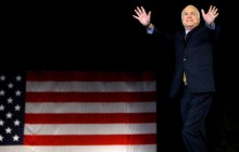 Білий дім приспустив прапор в пам'ять про Маккейна (відео)