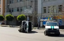В центре Киева из-за аварии перевернулся инкассаторский автомобиль, есть пострадавшие (видео)