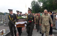 Во Львове похороны военного закончились дракой и топором в гробу (фото, видео)