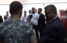 "Ты выйдешь, я тебе расскажу": Порошенко оттолкнул микрофон журналиста из-за неудобного вопроса (видео)