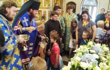 В день Успения Богородицы дети из малообеспеченных семей и переселенцы получили рюкзаки со школьными принадлежностями