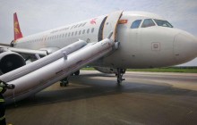 В Китае совершил аварийную посадку самолет Capital Airlines с поврежденным шасси (фото)