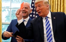 Трамп показав журналістам червону картку, подаровану президентом ФІФА (відео)
