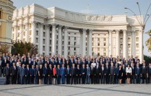 На спільному фото поряд з Порошенком помітили "сірого кардинала МЗС" часів Януковича