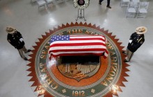 В США состоялась первая церемония прощания с сенатором Маккейном (фоторепортаж)