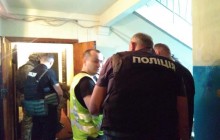 В Киеве вооруженный мужчина взял в заложники 4-х детей: полиция пошла на штурм (фото, видео)