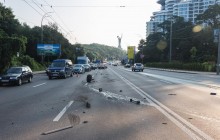 У Києві сталася потрійна ДТП через колесо, яке відпало на ходу: авто розкидало по дорозі (фото, відео)