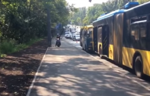 В Киеве в результате столкновения маршрутки и троллейбуса госпитализировали четырех человек (видео)