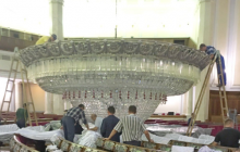 В Верховной Раде готовятся к новой сессии: ремонтируют и чистят люстру весом почти 3 тонны