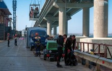Під Кримським мостом розбирають конструкції (фото)