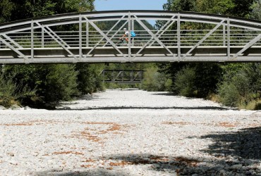 Через посуху з-під води показалися сліди динозаврів, стародавні міста і кораблі з вибухівкою