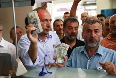 Доллар по 40: эксперты объяснили, стоит ли украинцам скупать валюту сейчас