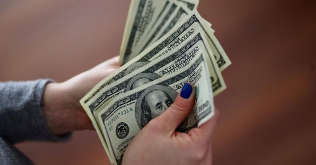 Долар зріс до максимуму за майже півтора року
