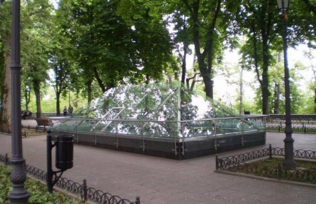 Туристы превратили одесский саркофаг в денежную помойку (фото, видео)