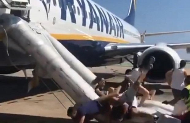 Пассажиров Ryanair в спешке эвакуировали из самолета после возгорания телефона (видео)