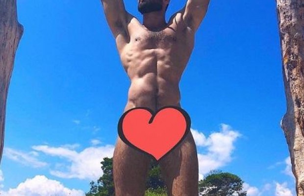 "Без трусов": угодивший в скандал из-за выступления в Москве украинский певец показал "голое" фото