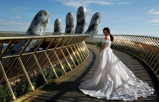 Золота струна в божих руках: у В'єтнамі відкрили вражаючий міст (фоторепортаж)