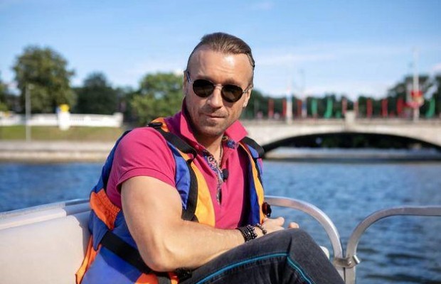 На пальме и в лучах солнца: как любимец миллионов Олег Винник отпраздновал свой юбилей (фото, видео)