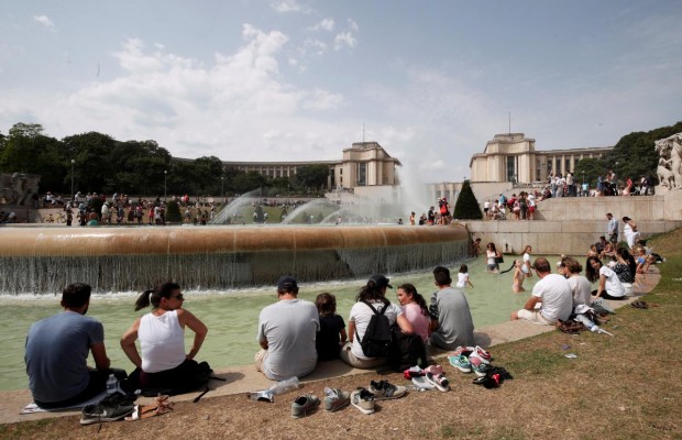 Пекельна спека в Європі змусила туристів купатися в фонтанах та залишитися без деяких розваг (фоторепортаж)