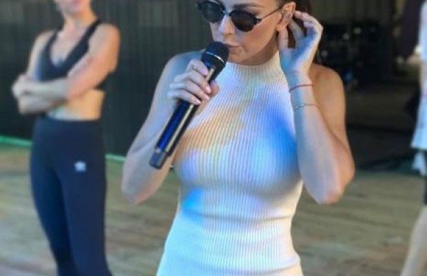 Фанатов Ани Лорак не заинтересовал анонс концерта в РФ, они комментируют измены ее мужа (фото)