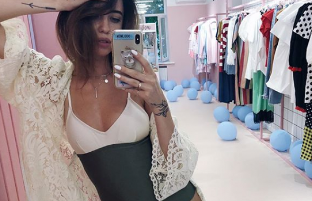 "Забыла надеть юбку": новое фото Нади Дорофеевой раскритиковали в сети