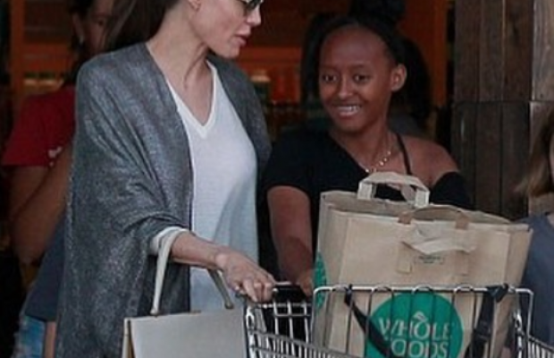 Анджелина Джоли впервые появилась на публике после новостей о ее психическом расстройстве (фото)