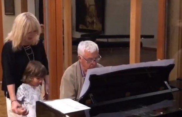 "Как школьница": Галкин впервые показал Пугачеву после слухов о ее смерти (видео)