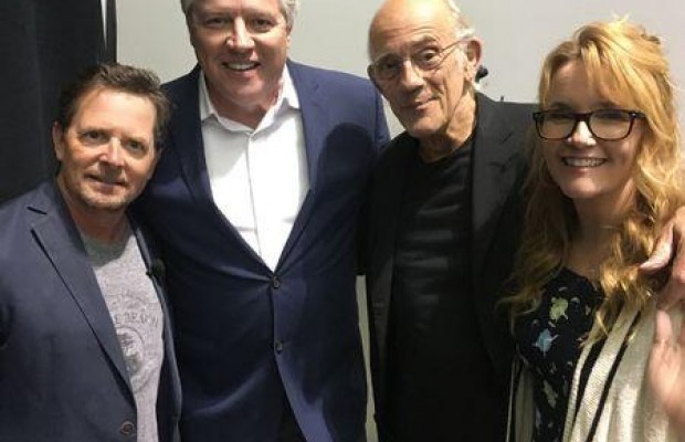 "Назад в будущее" 33 года спустя: звезды культового фильма снялись вместе