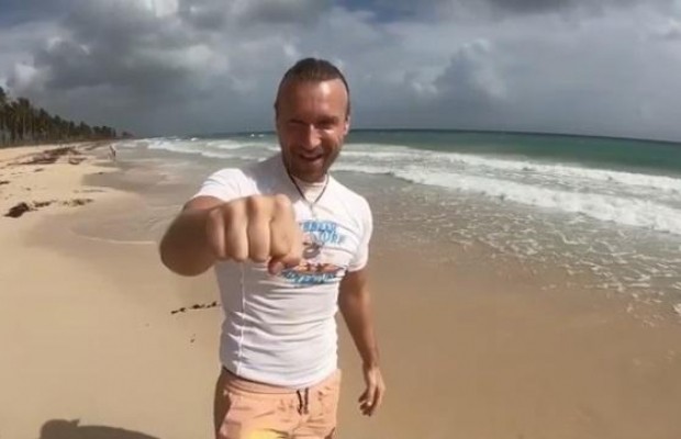 М'язистий Олег Винник на серфінгу: співак показав своїм "вовчицям", як підкорює хвилі (відео)