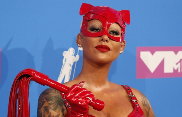 Не скрывали ничего: звезды поразили голыми нарядами на премии MTV (фото)