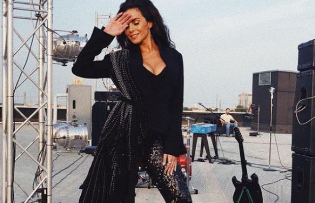 "Сочная": Настя Каменских показала грудь в наряде с откровенным декольте