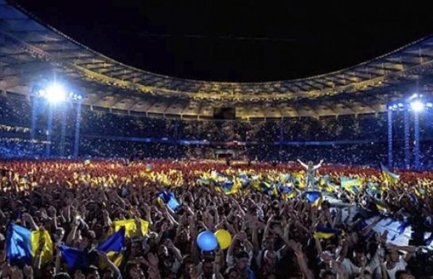 Вакарчук и 100-тысячный Олимпийский спели гимн Украины (видео)