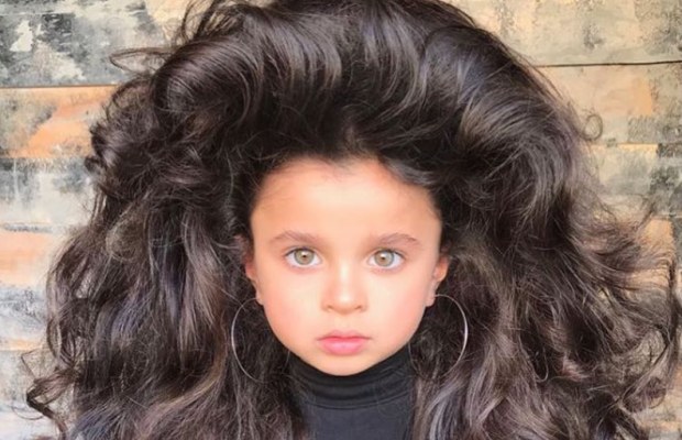 Пятилетняя девочка стала звездой сети из-за аномальной шевелюры (фото, видео)
