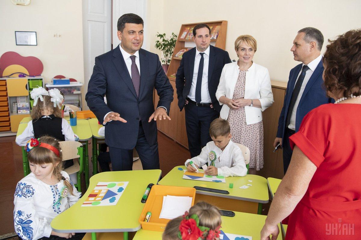 Прем'єр-міністр пообіцяв підняти зарплату вчителям / фото УНІАН Прем'єр-міністр пообіцяв підняти зарплату вчителям / фото УНІАН