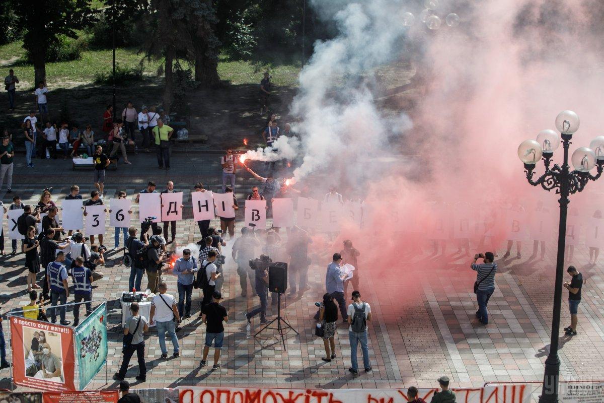 Під Радою скандували "Хто замовив Гандзюк?" / фото УНІАН Під Радою скандували "Хто замовив Гандзюк?" / фото УНІАН