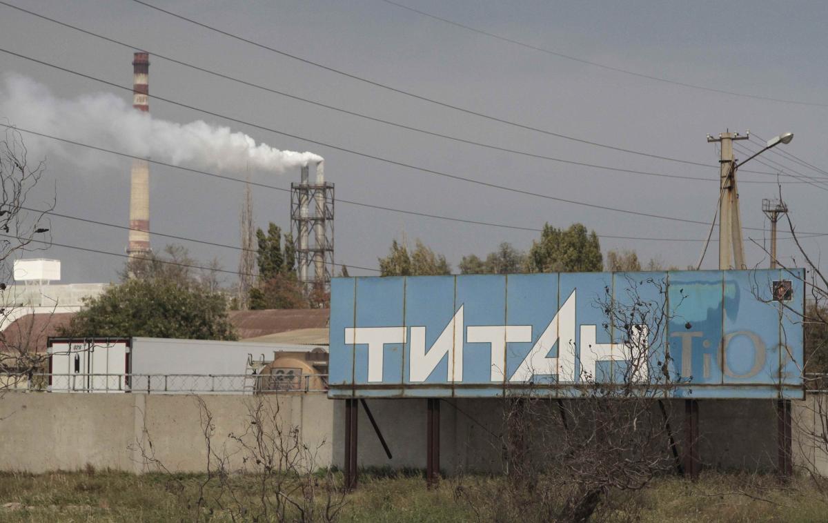 Россияне могут подорвать завод "Крымский титан" / иллюстрация REUTERS
