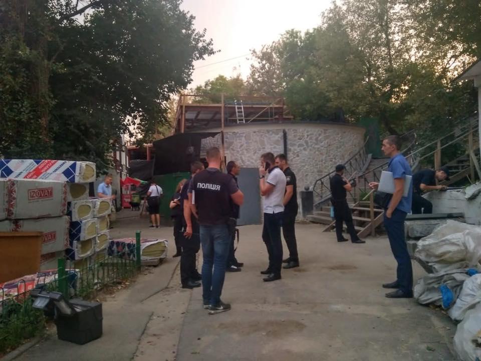 Правоохранители общаются со свидетелями и очевидцами происшествия / фото facebook.com/UA.KyivPolice Правоохранители общаются со свидетелями и очевидцами происшествия / фото facebook.com/UA.KyivPolice