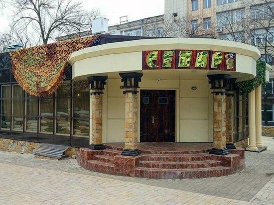 Чебурашка на вывеске - справа / фото vk.com Чебурашка на вывеске - справа / фото vk.com