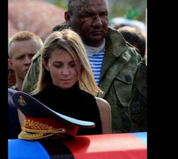 Поклонскую высмеяли за фото на похоронах Захарченко / фото facebook.com/aleksej.golobuckij Поклонскую высмеяли за фото на похоронах Захарченко / фото facebook.com/aleksej.golobuckij