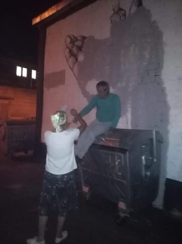 Якось зафарбована стіна - однозначно краще малюнка, вважають деякі люди / фото facebook.com/myharkov Якось зафарбована стіна - однозначно краще малюнка, вважають деякі люди / фото facebook.com/myharkov