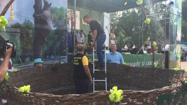 Величезний кошик із лози сплів уродженець Сосниці Євген Косяненко \ vgolos.com.ua Величезний кошик із лози сплів уродженець Сосниці Євген Косяненко \ vgolos.com.ua