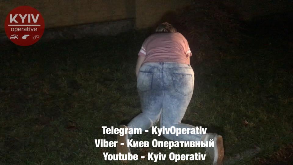 Женщина вела себя неадекватно / фото facebook.com/KyivOperativ Женщина вела себя неадекватно / фото facebook.com/KyivOperativ