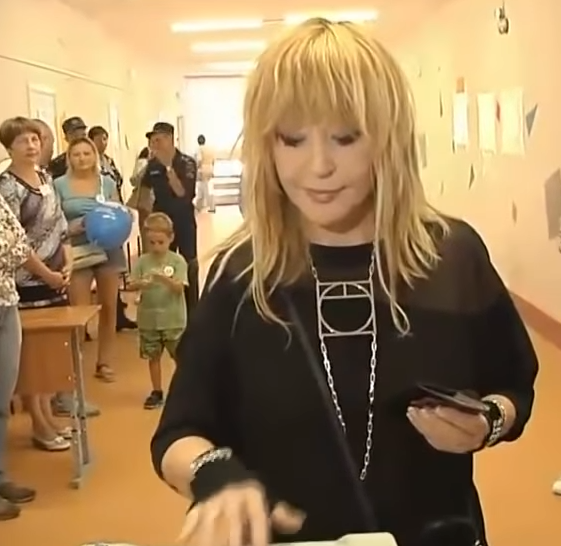 Пугачева появилась в "черном" образе / Скриншот