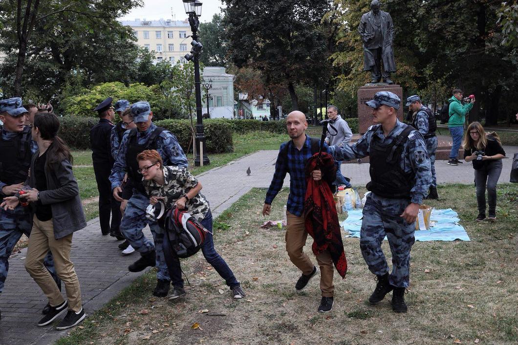 Поліцейські затримали шість учасників безстрокової акції протесту біля пам'ятника Твардовському / фото Влад Докшин/«Новая газета» Поліцейські затримали шість учасників безстрокової акції протесту біля пам'ятника Твардовському / фото Влад Докшин/«Новая газета»