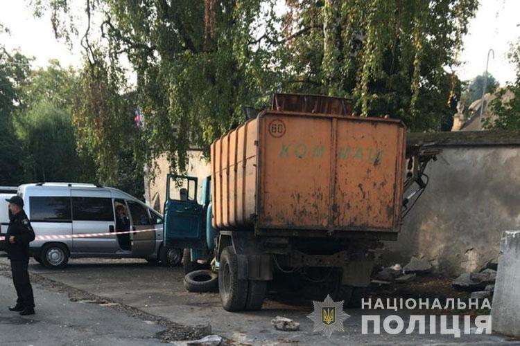 Сміттєвоз, проїхавши декілька метрів, в’їхав у дерево / фото НПУ Сміттєвоз, проїхавши декілька метрів, в’їхав у дерево / фото НПУ