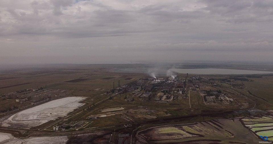 Первый выброс химических веществ с завода "Крымский титан" произошел в ночь с 23 на 24 августа / фото Dronarium Украина