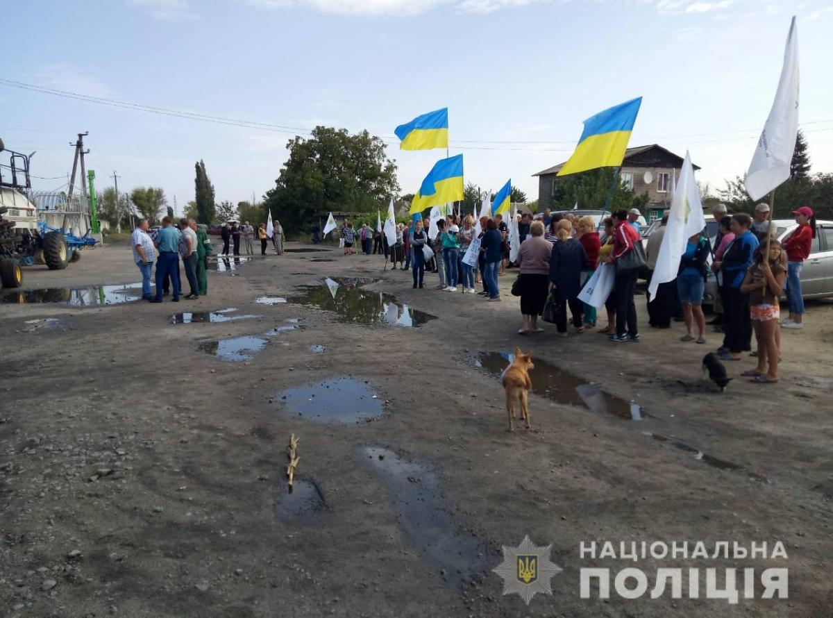 Користувачі соціальних мереж повідомляють, що бійка сталася між рейдерами і місцевими жителями / поліція Харківщини Користувачі соціальних мереж повідомляють, що бійка сталася між рейдерами і місцевими жителями / поліція Харківщини