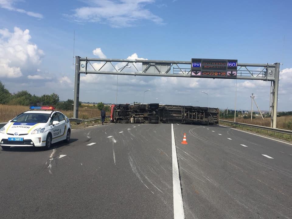 Під час ліквідації наслідків ДТП бійцям ДСНС довелося змивати паливно-мастильні матеріали / фото: Serhii Merchuk Під час ліквідації наслідків ДТП бійцям ДСНС довелося змивати паливно-мастильні матеріали / фото: Serhii Merchuk